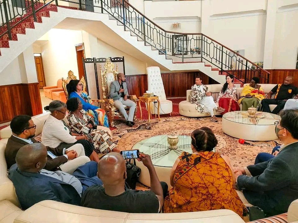 rwenzori_'s tweet photo. When Terrence Howard visited King Oyo at the Karuzika Palace in Fort Portal back in July 2022.

Accompanied by his wife Mira Pak, the Hollywood star explored massive opportunities for Tooro Kingdom in ICT, tourism, and youth empowerment.

The most iconic moment? King Oyo officially welcomed them into the culture by bestowing them with traditional Tooro pet names (Empaako):

• Terrence Howard became "Araali"
• Mira Pak became "Abwooli"

A beautiful bridge between Hollywood and the Pearl of Africa!