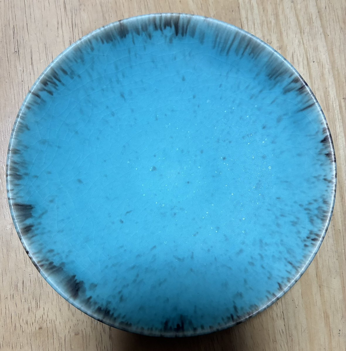 asn73x's tweet photo. 陶芸教室講師
手塚美弥先生の作品展
先生の作品は象嵌中心ですが、今回お迎えした作品は違うもの
綺麗なカリビアンブルーのお皿
縁の黒い模様は銅なので1枚1枚出方が違うのも楽しい
2人展「器と暮らしと彩りと」
丸善日本橋にて10月13日まで
#丸善ギャラリー
#手塚美弥
#陶芸
#potier https://t.co/Jrp8dDaU63