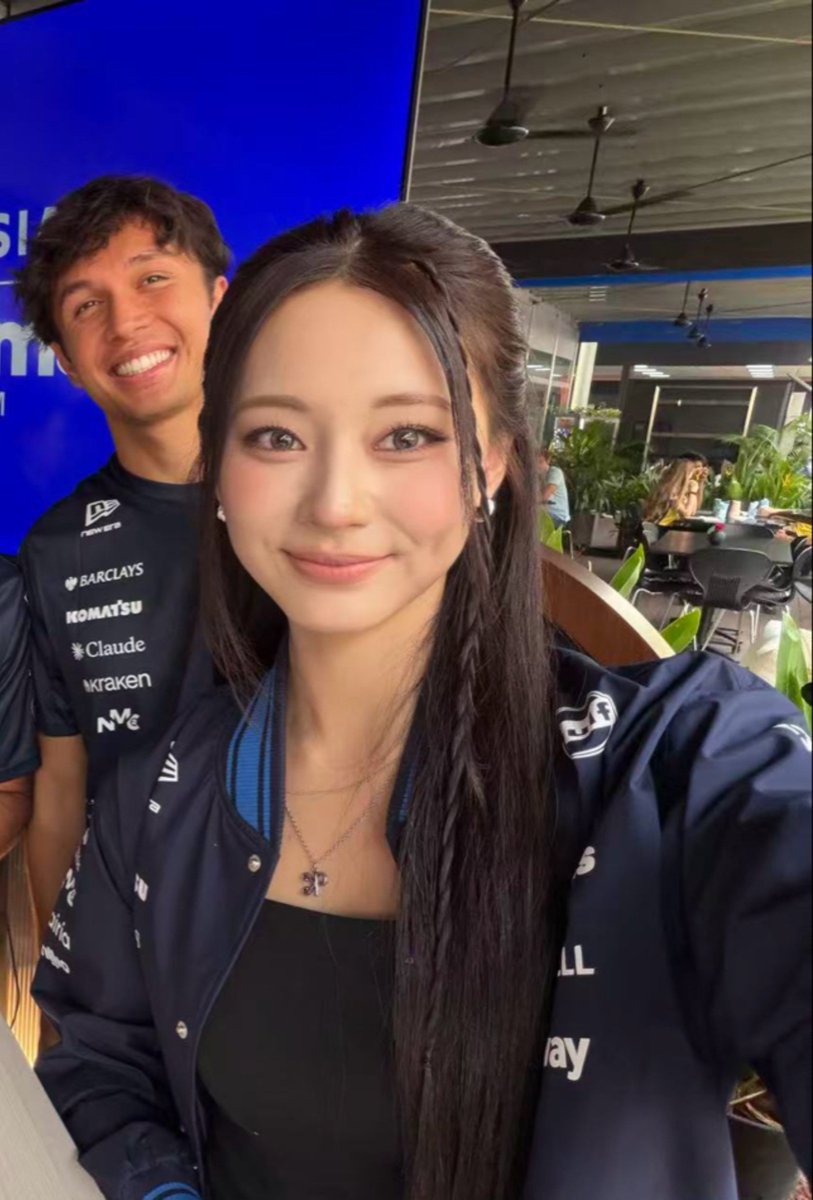 D4HYUNK81M's tweet photo. f1 x kpop, the duo i made up 😁💙🤍 https://t.co/7UeIwsTetW
