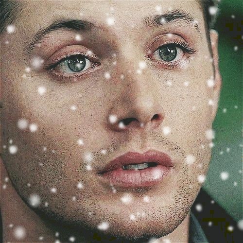 LizGlasto98's tweet photo. Cast and crew on Supernatural had that problem every day 

"we had to stop shooting because Jensen got snowflakes in his eyelashes and no one could look away"

I can imagine 😩 https://t.co/QThnp2Ktod