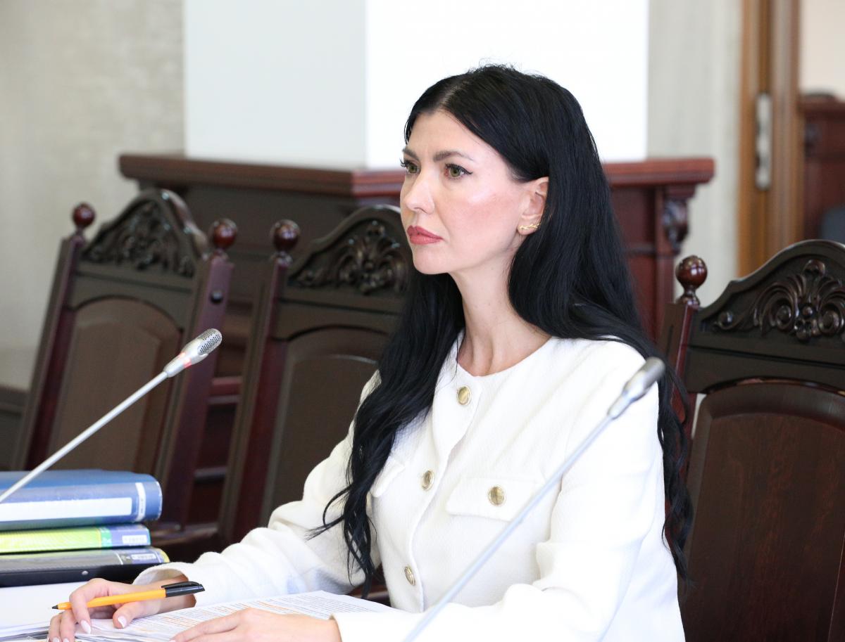 zer0corruption_'s tweet photo. Безпідставно відбирала водійська права в учасників автопробігу до Межигір’я? Чоловік - керівник відділу ДБР, якого звільнили з прокуратури за смертельне ДТП? Свекор - суддя Верховного Суду, який очолював Подільський суд Києва, коли там працювала невістка? 

Вітаємо, ідеальна кандидатура на посаду судді. Принаймні так вважає ВРП, яка одноголосно (!) внесла Президентові подання про призначення Марини Шаховніної суддею Подільського суду Києва. Бестроково. 

Шаховніна - суддя Майдану. У січні 2014 року, тобто в розпал Майдану, вона кілька разів безпідставно позбавляла водійських прав учасників протестів. 

Причому Шаховніна на співбесідах бреше, що не знала про те, що фігуранти цих справ були учасниками автопробігу до януковича.

❗ Одну зі справ суддя розглянула навіть без участі водія, бо не повідомила його про суд. Крім того, номери авто у рапорті не збігались з реальними номерами. Звісно, бо рапорти були липовими, але судді цього вистачило, щоб визнати людину винною. 

І попри це, члени ВРП одноголосно підтримали призначення Шаховніної суддею. Ви здивовані? Ми - ні, враховуючи попередні рішення ВРП та родинні зв’язки судді. 

▪️ Судіть самі. Чоловік судді Ярослав Бородій - керівник відділу ДБР. Був звільнений з прокуратури, зокрема, через ДТП, внаслідок якого загинула жінка. Принаймні донедавна він розслідував (уявіть!) справи Майдану. 

▪️ Свекор Василь Бородій - суддя Верховного Суду. Раніше він очолював Подільський суд Києва, причому саме тоді, коли там працювала суддя Шаховніна. Жодного конфлікту інтересів. 

І нічого. Спочатку ВККС, а тепер і ВРП роблять вигляд, що все ок і вкотре протягують зашкварених суддів, яким давно місце на смітнику. 

Якщо Шаховніна слухняно виконували вказівки режиму януковича і їй все зійшло з рук, то чому вона буде поводити себе інакше, отримуючи незаконні вказівки з Офісу Зеленського?