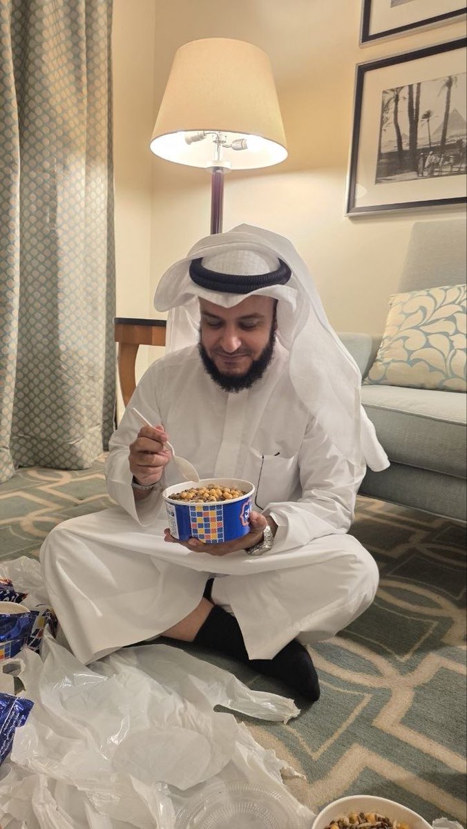 Alafasy's tweet photo. زيارة رسمية خاطفة لمصر وكشري أبوطارق 😅 ❤️❤️❤️ 🇰🇼 ❤️ 🇪🇬 https://t.co/9t3QuRbms7