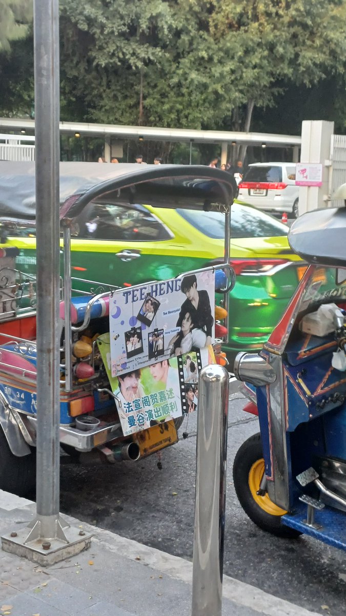 bluefriday_1401's tweet photo. เดินไปไหนก็เจอแต่ตี๋เฮง หึ้ย สงสัยรู้ตัวว่ากำลังคิดถึงอยู่แน่ ๆ คิดถึมน้าอ้วม ช่วงนี้เรียนหนักมาก ขอส่งใบลายาว ๆ การศึกษาได้โปรดคืนฉันให้ตี๋เฮง 🥺

#Teeheng #TeeBoonyakait #hengmarkii https://t.co/FZZ0d9PGDg