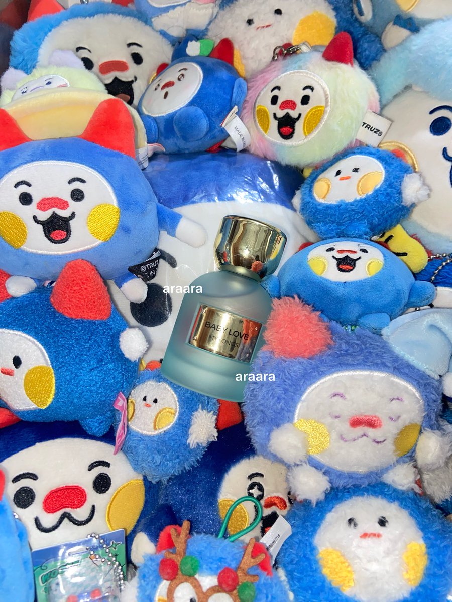 dearaaraa's tweet photo. gift tiba tiba dikasih sama @spellingworld 🥹💓 jyujyuuur aku jarang dikasih gift sama  orang, pas ultahpun udah ga pernah ada yang kasih gift gini jadi agak terharu kalau misal ada yang ngasih (maaf lebay🙏🏻) apalagi sekarang udah jadi ibu makin makin ga punya temen selain mootsku disini🤧 

makasih banyak ya na sekali lagi padahal ga perlu repot repot bngt and surprisingly wangi parfum haechan ini mirip mirip sm parfumku jadi aku sukaaakk banget, pasti kepake🫶🏻💗