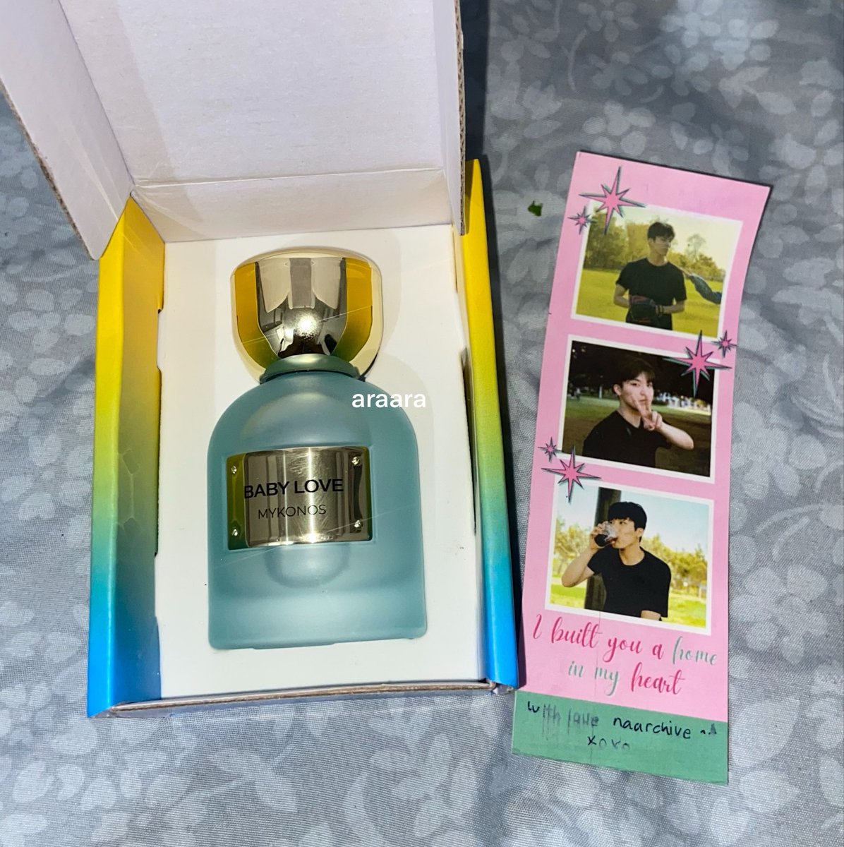 dearaaraa's tweet photo. gift tiba tiba dikasih sama @spellingworld 🥹💓 jyujyuuur aku jarang dikasih gift sama  orang, pas ultahpun udah ga pernah ada yang kasih gift gini jadi agak terharu kalau misal ada yang ngasih (maaf lebay🙏🏻) apalagi sekarang udah jadi ibu makin makin ga punya temen selain mootsku disini🤧 

makasih banyak ya na sekali lagi padahal ga perlu repot repot bngt and surprisingly wangi parfum haechan ini mirip mirip sm parfumku jadi aku sukaaakk banget, pasti kepake🫶🏻💗