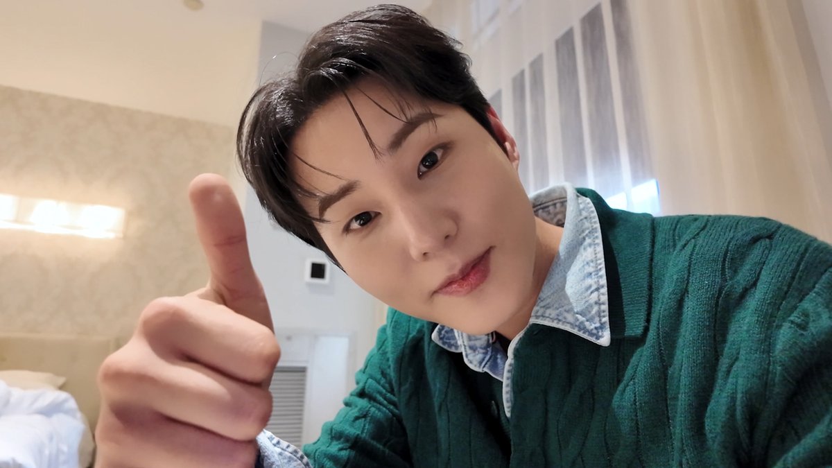 day6official's tweet photo. [DAY6 VLOG] 강영현 브이로그 in 미국 | NYC 접수 완료 🐱🐾

https://t.co/ZehG22X20i

#DAY6 #데이식스
#YoungK #영케이
#YOUNGEST
#DAY6VLOG #강영현브이로그 https://t.co/J4qJqwzqpR