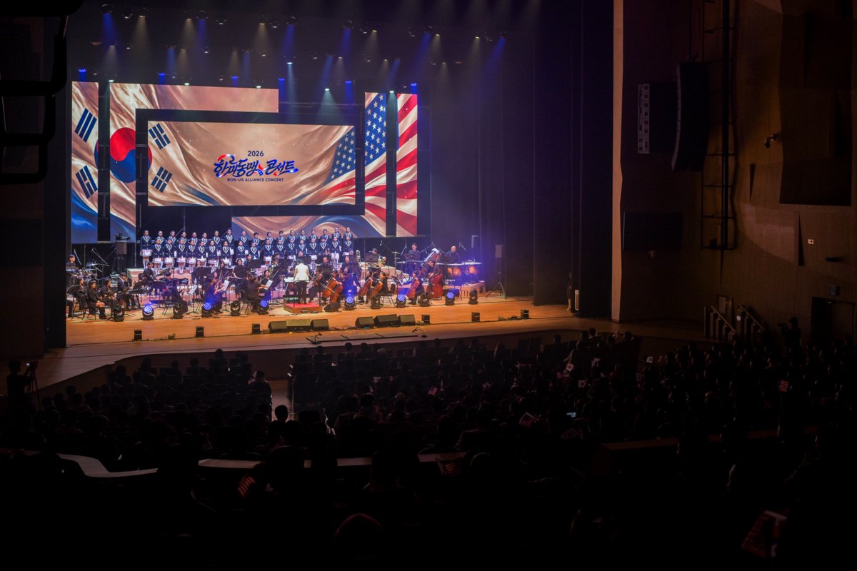 USForcesKorea's tweet photo. Combined Forces Command hosted the 5th annual ROK-U.S. Alliance Concert on Oct. 7 in Pyeongtaek. More than 1,200 service members, military families, and local residents came together for an evening themed โHome."
#ROKUSAlliance #WeGoTogether #FightTonight https://t.co/DDlpZpvU80