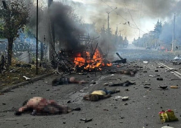 CasetaBosque's tweet photo. Nuevo crimen de guerra ruso 🇷🇺.

Rusia 🇷🇺 ha bombardeado dos autobuses de pasajeros en Kramatorsk 🇺🇦 está mañana.

Van 30 muertos y al menos 18 heridos

Otro crimen de guerra para la lista de Vladimir Putin 🇷🇺. https://t.co/8vWmd0iPLP