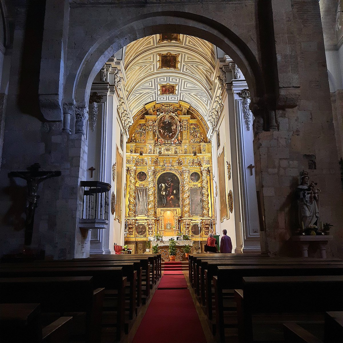 TeuCreic's tweet photo. ...Habría estado regando de pétalos el camino que ella recorrería dentro de la iglesia. Pero no estaba allí, ni sabía nada...
•
AUTOR: #VicentaMárquez, #LaValida, p. 110
•
IMAGEN: La iglesia luce en calma,
el trazo rojo listo.
Hay poca luz de inicio,
y al frente lo dorado.
• https://t.co/TsHxX5UHTQ