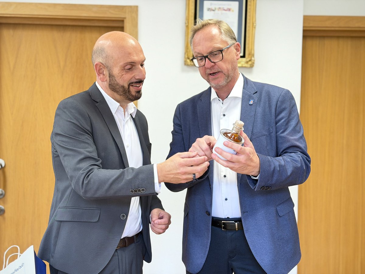 aytolaredo's tweet photo. 🇩🇪🇪🇸🫱🏻‍🫲🏼 González y Recio recibieron hace pocos días en nuestro Ayuntamiento al alcalde de #Anklam (Alemania), Michael Galander, en el marco de las relaciones que nuestro municipio mantiene con otras ciudades integradas en el Itinerario Cultural Europeo de #LaHansa https://t.co/dyjwmbW4e7