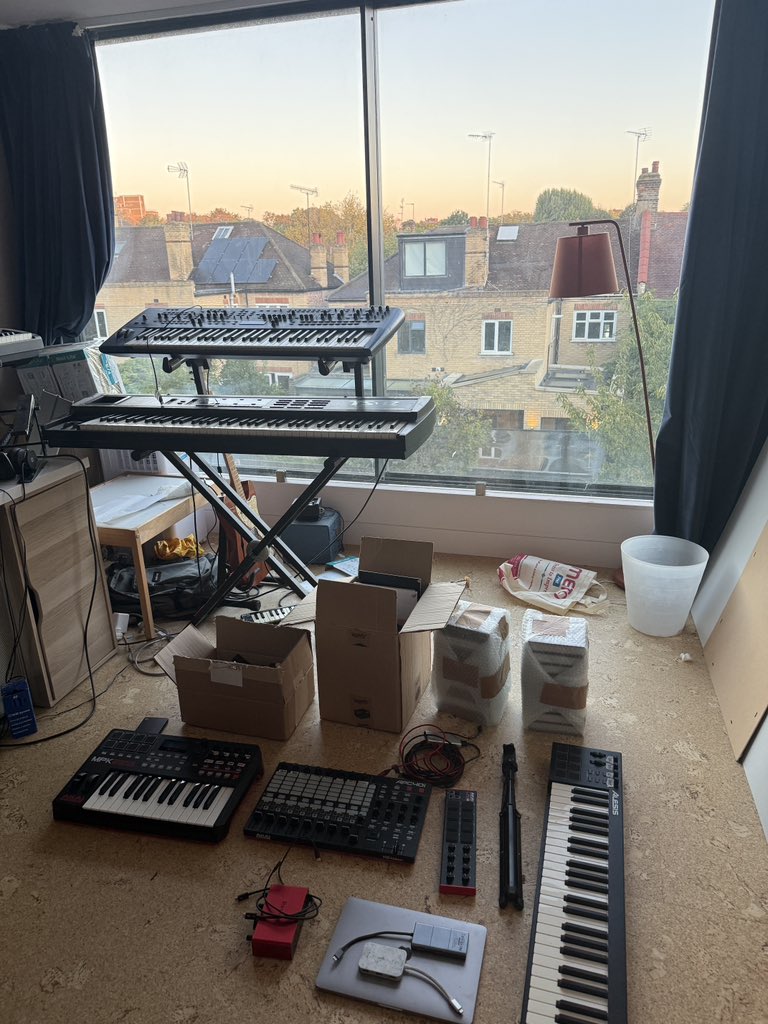 sofractures's tweet photo. I always way up too early the day of a show… but waking up sunrise and to a sell out is a great way to start the day ❤️ https://t.co/10mHWNl6RC