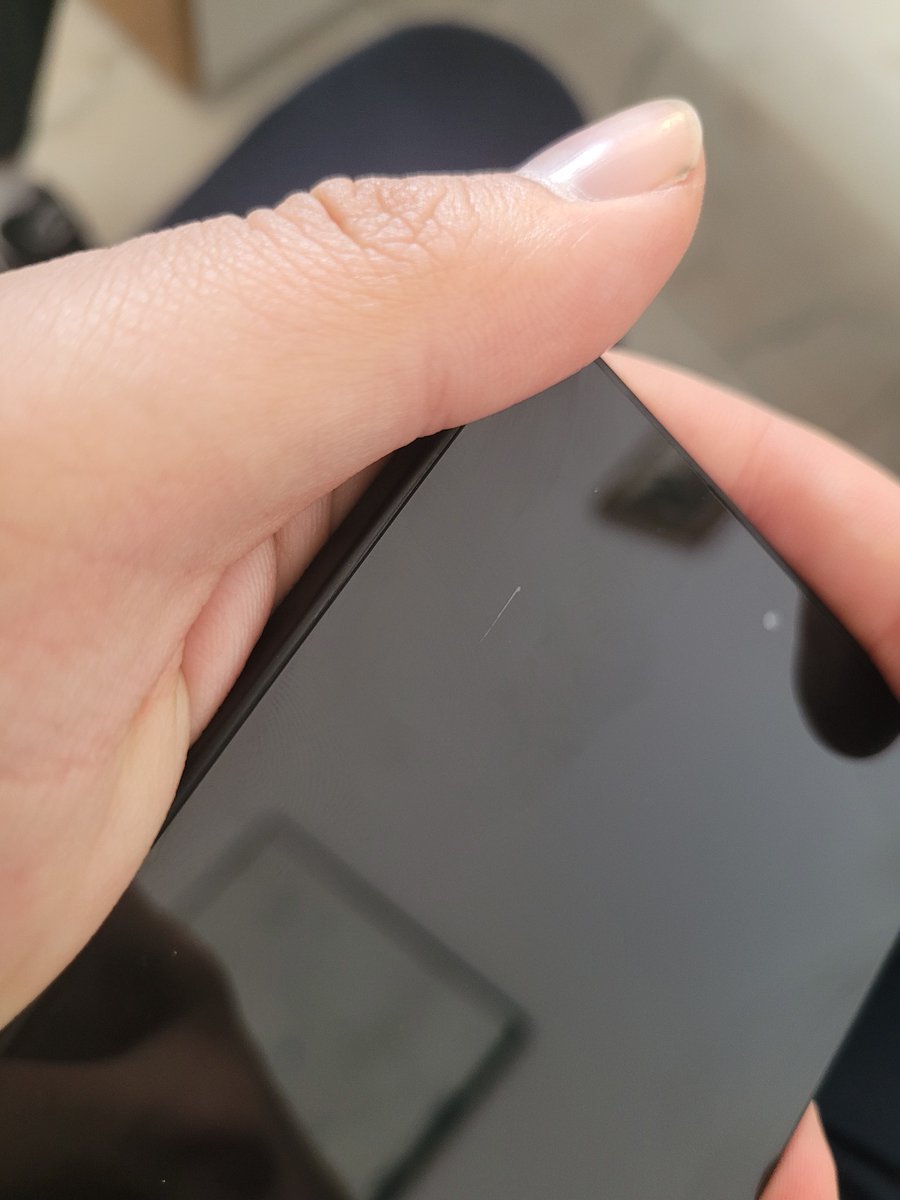 tuketicideney's tweet photo. A101 Ekstra’dan Samsung Galaxy S25 Ultra sipariş eden takipçimiz, kutuyu açtığında telefonda S25 Ultra’da bulunması gereken birçok detayın olmadığını fark etti. İade ve değişim talebi ise ürünün sorunlu olmadığı gerekçesiyle reddedildi.

♦️Takipçi Şikâyeti:

“A101 Ekstra sitesinden Samsung Galaxy S25 Ultra telefon sipariş ettim.

Kargo elime ulaştığında ürünün kutusu orijinal ve açılmamış görünüyordu, güvenlik bantları da sağlamdı.

Kutuyu açtığımda içinden çıkan cihazın S25 Ultra görünümünde olmadığını fark ettim. Ekranında leke vardı. Daha detaylı incelediğimde telefonun hoparlör deliklerinin ve kalem yuvasının olmadığını, şarj girişinin de olması gerektiği gibi olmadığını gördüm.

Arka kapakta herhangi bir QR kod yoktu, Samsung yazısı kabartmalı değildi ve CE işaretleri de bulunmuyordu.

Bunun üzerine A101 İletişim Merkezi’ne şikâyette bulundum. Elime ulaşan ürünün görsellerini de sisteme yükledim.

Ancak inceleme ekibinden, gönderilen üründe herhangi bir sorun olmadığı yanıtı geldi. İade ve değişim talebim reddedildi.

Samsung Galaxy S25 Ultra sipariş etmeme rağmen elime ulaşan cihazla ilgili bu kadar belirgin uyumsuzluk varken talebimin reddedilmesini kabul etmiyorum.

Ürünün yeniden incelenmesini ve iade veya değişim talebimin karşılanmasını istiyorum.”