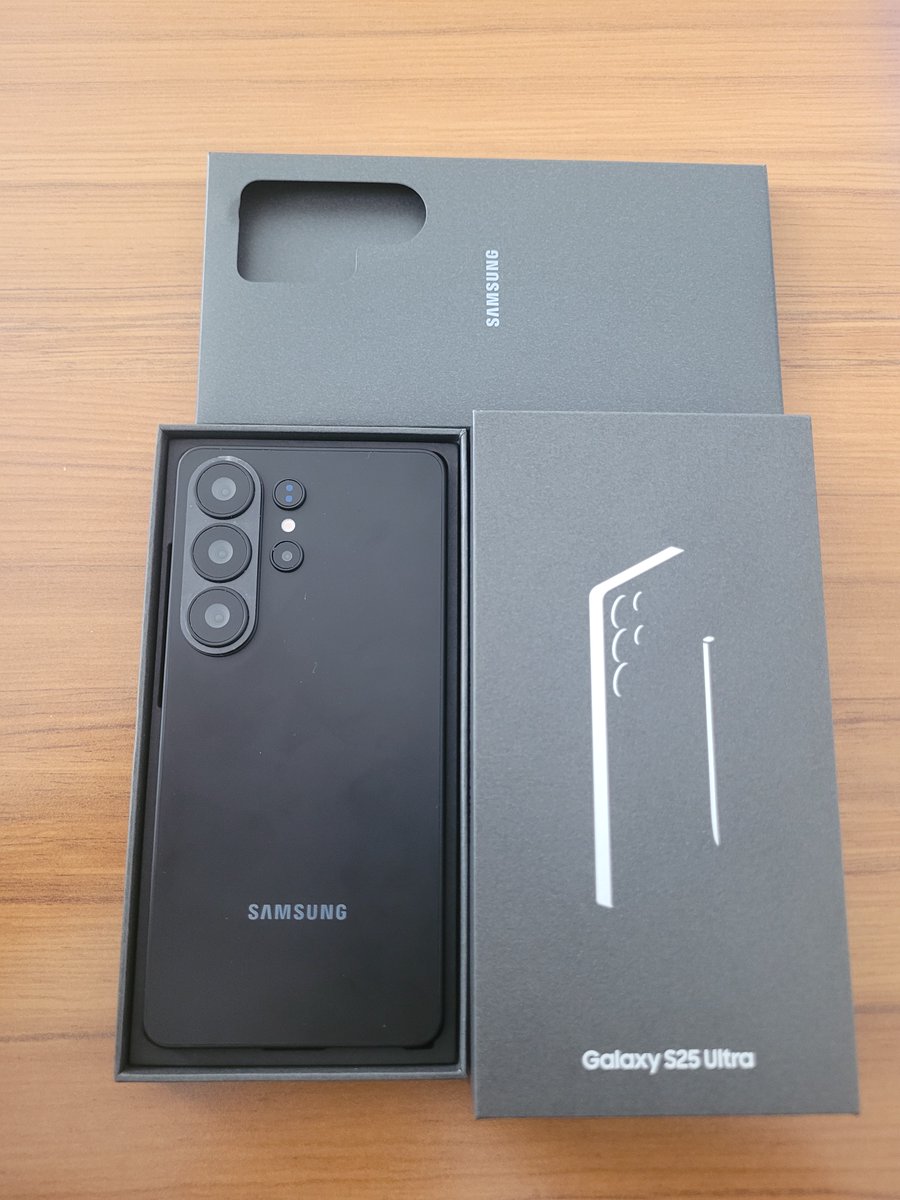 tuketicideney's tweet photo. A101 Ekstra’dan Samsung Galaxy S25 Ultra sipariş eden takipçimiz, kutuyu açtığında telefonda S25 Ultra’da bulunması gereken birçok detayın olmadığını fark etti. İade ve değişim talebi ise ürünün sorunlu olmadığı gerekçesiyle reddedildi.

♦️Takipçi Şikâyeti:

“A101 Ekstra sitesinden Samsung Galaxy S25 Ultra telefon sipariş ettim.

Kargo elime ulaştığında ürünün kutusu orijinal ve açılmamış görünüyordu, güvenlik bantları da sağlamdı.

Kutuyu açtığımda içinden çıkan cihazın S25 Ultra görünümünde olmadığını fark ettim. Ekranında leke vardı. Daha detaylı incelediğimde telefonun hoparlör deliklerinin ve kalem yuvasının olmadığını, şarj girişinin de olması gerektiği gibi olmadığını gördüm.

Arka kapakta herhangi bir QR kod yoktu, Samsung yazısı kabartmalı değildi ve CE işaretleri de bulunmuyordu.

Bunun üzerine A101 İletişim Merkezi’ne şikâyette bulundum. Elime ulaşan ürünün görsellerini de sisteme yükledim.

Ancak inceleme ekibinden, gönderilen üründe herhangi bir sorun olmadığı yanıtı geldi. İade ve değişim talebim reddedildi.

Samsung Galaxy S25 Ultra sipariş etmeme rağmen elime ulaşan cihazla ilgili bu kadar belirgin uyumsuzluk varken talebimin reddedilmesini kabul etmiyorum.

Ürünün yeniden incelenmesini ve iade veya değişim talebimin karşılanmasını istiyorum.”
