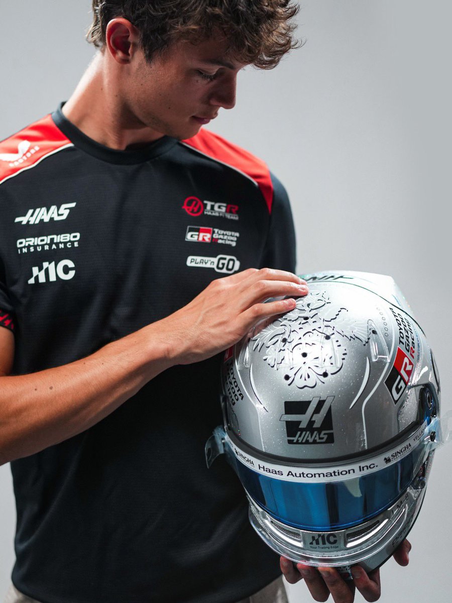 forzasempres's tweet photo. ollie’s special helmet for singapore!!!! i can’t wait to see it under the night lights tomorrow ❤️ https://t.co/U7bdOA1A6v