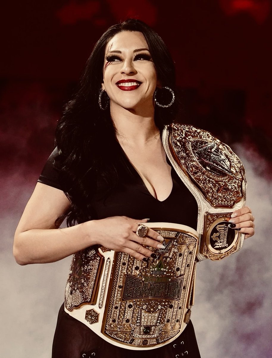 buffbarbt's tweet photo. La Primera // Chilean Pride 🇨🇱
🥀 sangre chilena · alma de campeona

     ♱ the crown looks better in black https://t.co/2lvvUJzA20