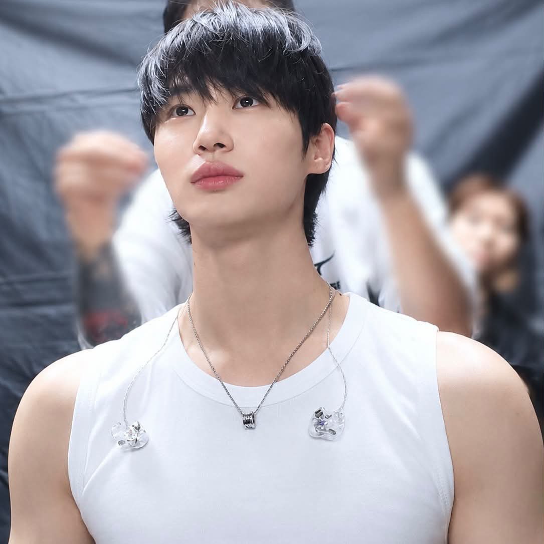 bhbggvfff's tweet photo. 얼굴은 콩만한데 어깨는 태평양 https://t.co/Lv2eAf7s7o