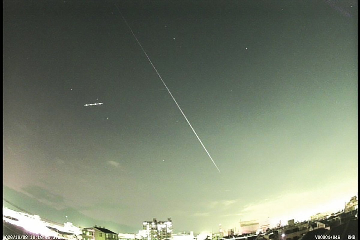dfuji1's tweet photo. 2026年10月8日18時16分45秒のアースグレージング流星の比較明合成画像、対地軌道、日心軌道です。 対地速度約65km/sで大気圏に突入し、新潟県から静岡県上空を通過しました。Google Earthの図は黄線が流星の経路、白線がその地上投影です。 https://t.co/kgNGbtgiqF