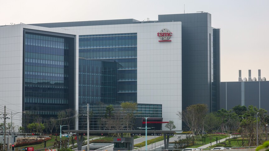 allydailycom's tweet photo. AI demand lifts TSMC's September revenue by 54.6%

Taiwan-based chipmaker TSMC generated 511.86 billion New Taiwan dollars ($16.03 billion) in revenue in September. Total revenue for the July-September period reached approximately $46.7 billion, while the company will announce its third-quarter results on October 15.