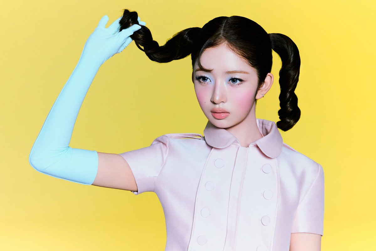 picsnaoirei's tweet photo. ‘GIRL HERO’ Concept Photo #REI 🦸‍♀️💛 https://t.co/8EKehQ6LKt