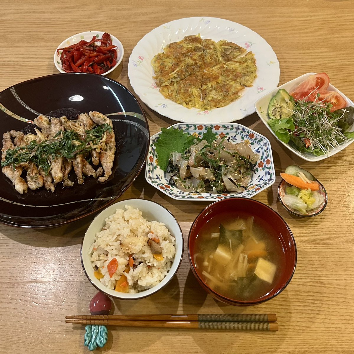 natori_kurumi's tweet photo. くる飯🥢︎⸝‍⋆

最近は茅乃舎の出汁を使ったお味噌汁が美味しすぎてハマってます！

ご飯は鯛の炊き込みご飯だよ🍁 https://t.co/YOComQNZog