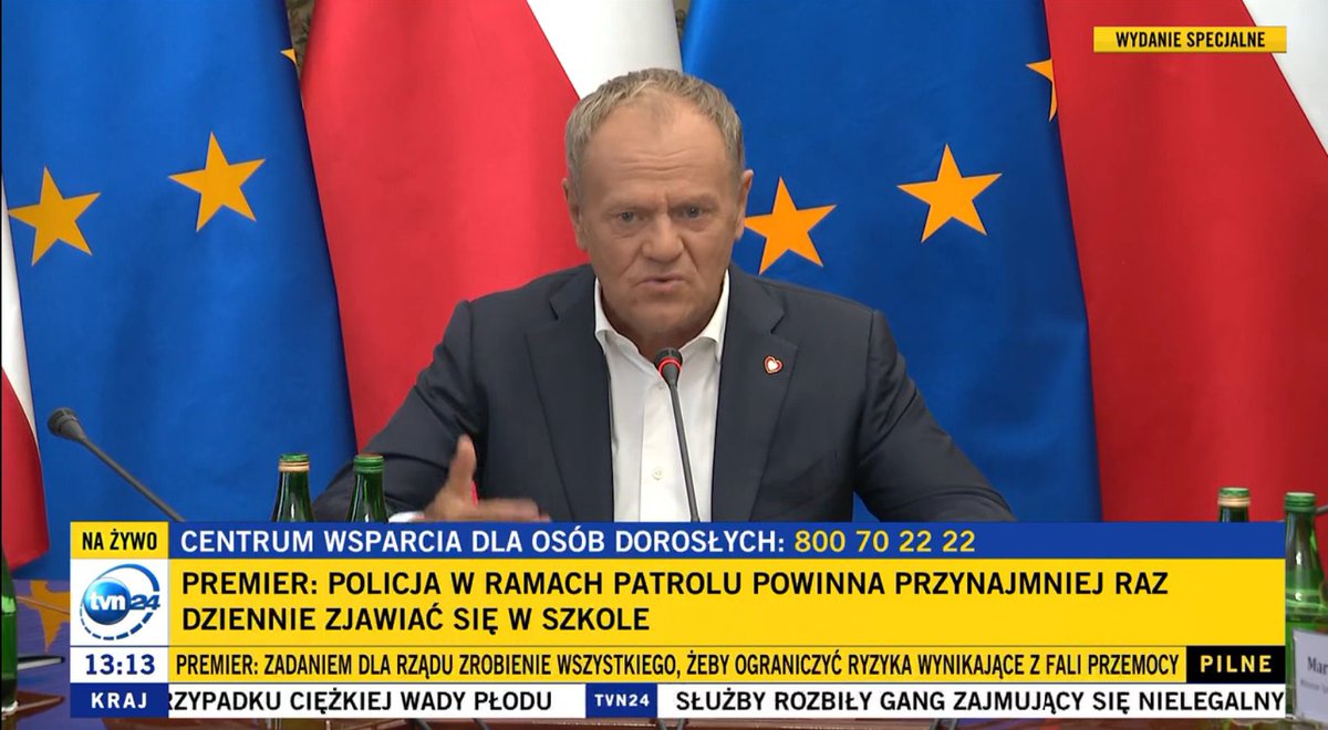LeskiPiotr's tweet photo. Tusk powiedział, że nożownik miał kask z kamerką i chciał transmitować swój akt terroru. Tusk dodał, że gdyby faktycznie transmitował, to służby nie miałyby możliwości tego zablokować. Dlatego, że prezydent zawetował ustawę ws. blokowania nielegalnych treści w internecie... https://t.co/HAF6sswRbH