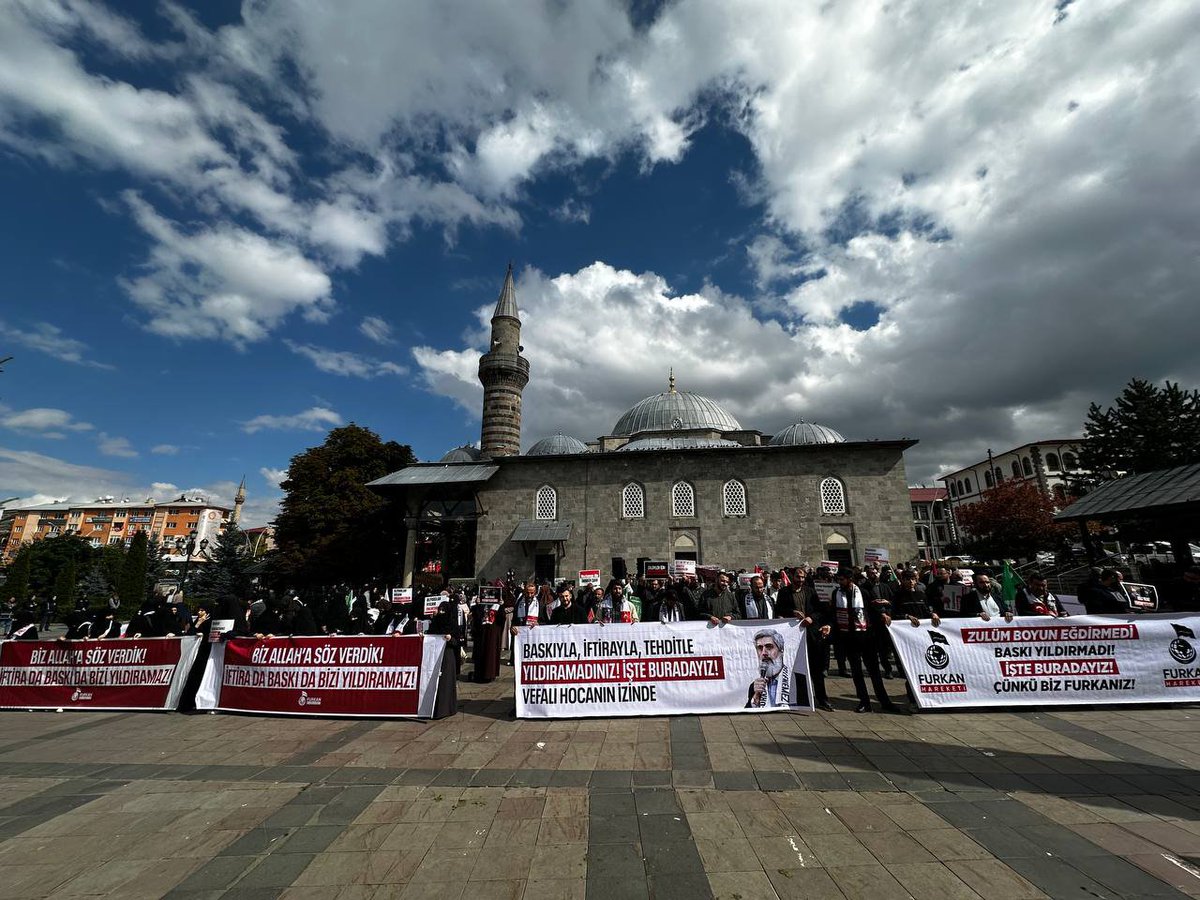 _liderhoca1's tweet photo. ERZURUM’DA ADALET ÇAĞRISI!

Alparslan Kuytul Hocaefendi'nin çocukları ile yapacağı açık görüşe destek vermek için Erzurum'a gelen talebeleri basın açıklaması gerçekleştirdi.

AlparslanHocaya Ozgürlük
SemraHocaya Ozgürlük
ZulmeKarşı Meydanlardayız
Kardeşlerimizi SerbestBırakın https://t.co/JywHrPR09h