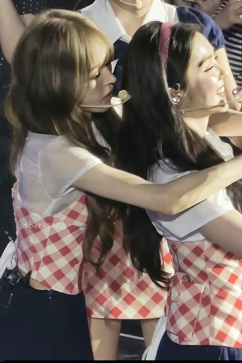 Ibarasung's tweet photo. 🐰👀🐶 A Day In Red &amp; Velvet https://t.co/7fzgDaT6yb