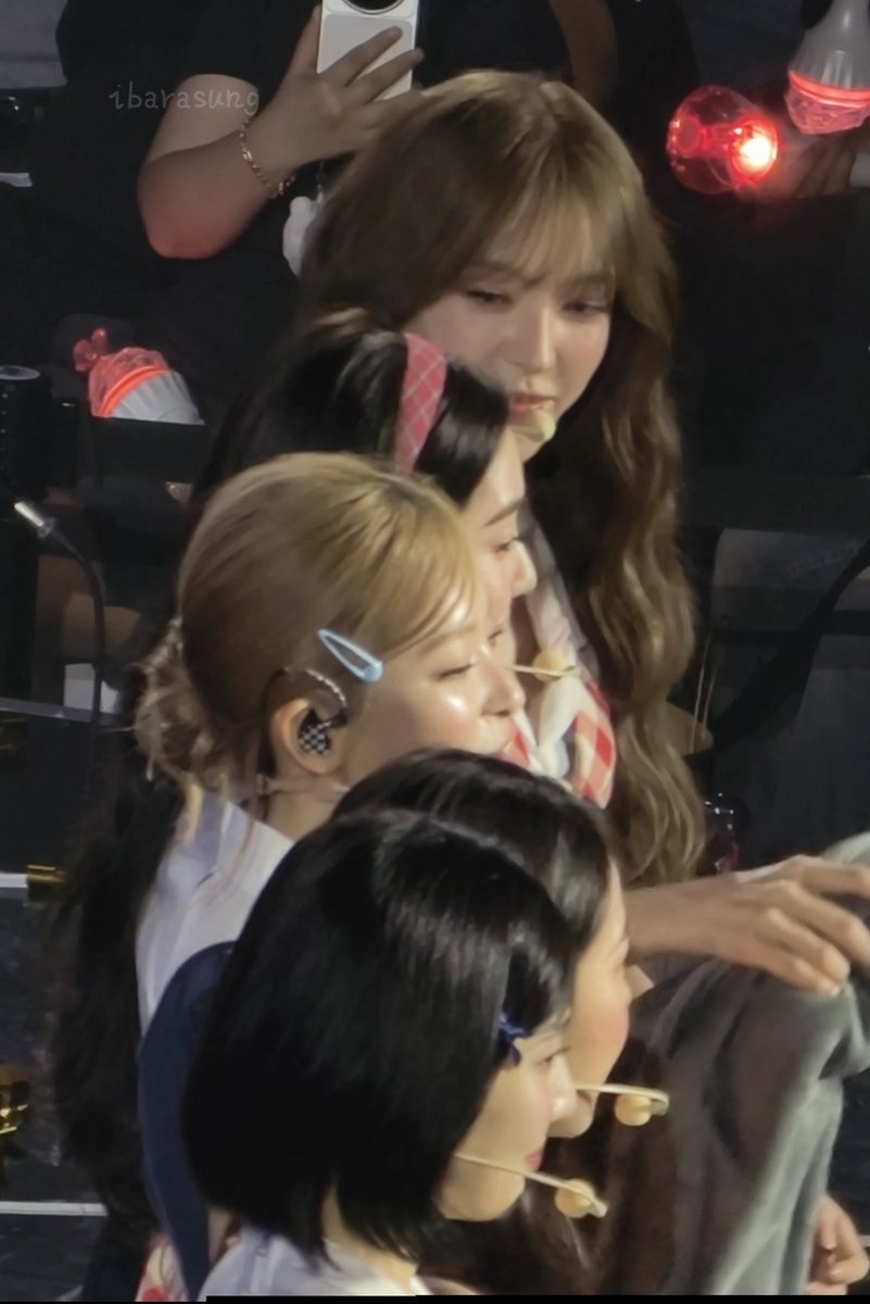 Ibarasung's tweet photo. 🐰👀🐶 A Day In Red &amp; Velvet https://t.co/7fzgDaT6yb