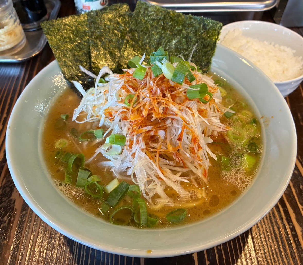 isshinchan123's tweet photo. らーめん千種家
家系醤油ラーメン
白髪ネギ
半ライス
今日もばっちりキマッたスープ😁✨
鶏油が効いて美味い💕
昼時はほぼ満席🍜✨ https://t.co/7mBB8JuEDF