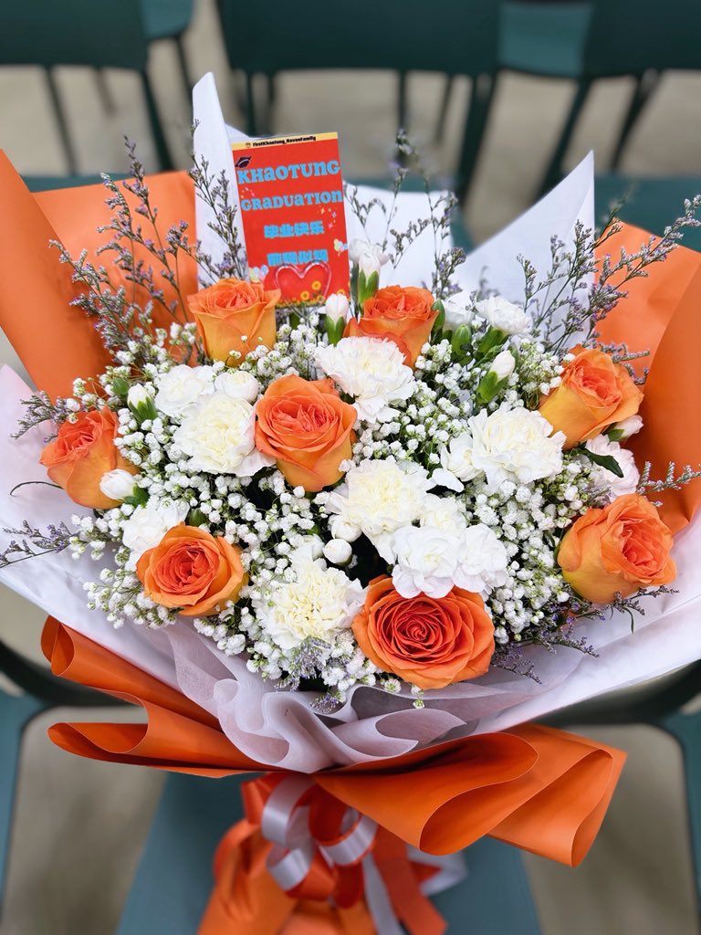 FKT_HAVENFAMILY's tweet photo. 🎉🎓KHAOTUNG GRADUATION🌻

祝未来，前程似锦
繁花相伴🌸

Thanks all love 🧡🤍

#KhaotungHappyGraduation 
#firstkhaotung
#เฟิร์สข้าวตัง
@myktnw @Firstkpp https://t.co/nqgc4RfZZg