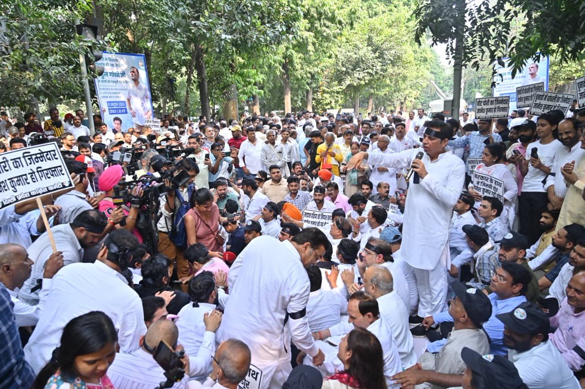 devendrayadvinc's tweet photo. वोट चोरों के ख़िलाफ़ @INCDelhi के तमाम नताओं एंव कार्यकर्ताओं के साथ राजघाट पर गद्दार ज्ञानेश कुमार के इस्तीफे की मांग की। जननायक श्री @RahulGandhi जी के नेतृत्व में हम लोकतंत्र बचाने की ये लड़ाई लड़ते रहेंगे।

@qazinizamuddin
@danishabrar2016
#gyaneshkumar #rajghat #congress https://t.co/5UhmiKMcq7