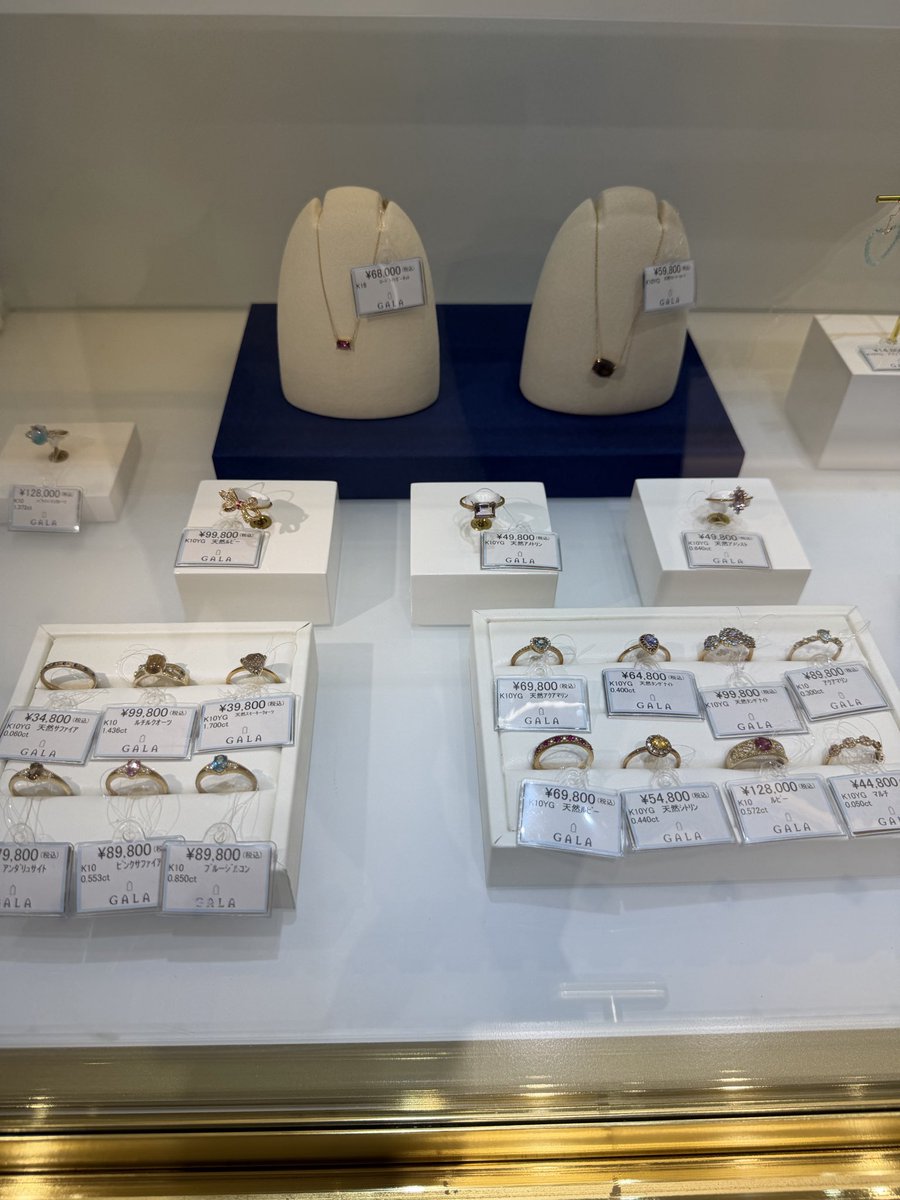 GALA_KANEKO's tweet photo. ジュエリーの重ねづけを楽しむ。ガラジュエリー ではジュエリー初心者でもコーディネートしやすいカジュアルジュエリーを取り揃えています。1枚目の商品達はK10でほとんど5万円未満。今週から2本まとめ買いで5%OFFの期間中なので、ぜひこの機会に重ねづけをお楽しみください https://t.co/kje5uTLa8H
