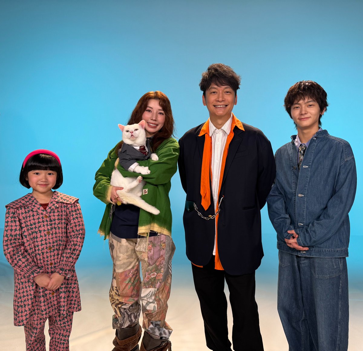 kokosei_kazoku's tweet photo. 〖#高校生家族の学級日誌 ೭✍︎〗
10月8日(木) 晴れ☀︎
￣￣￣￣￣￣￣￣￣
高校生家族キャスト揃っての取材日でした！
10月にお誕生日���迎える3名のお祝いも🎂
⠀
掲載情報は随時SNSでお知らせします！
Instagramのアザーカットもチェック👀
映画『#高校生家族』1/8(金)公開 https://t.co/sa4n3XsXBQ