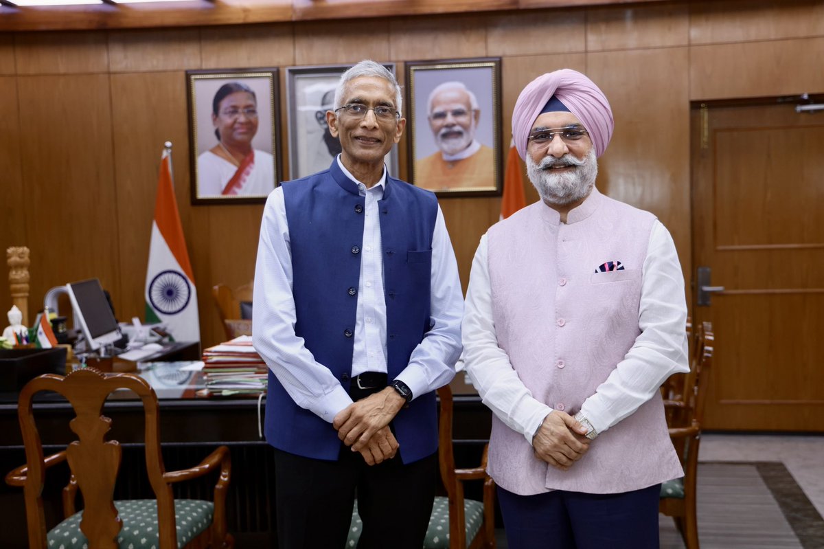 LokNiwasDelhi's tweet photo. Shri @paramiyer_ , a well regarded International civil servant, who also served as Executive Director, World Bank, and Former CEO, NITI Aayog, called on Hon'ble @LtGovDelhi, Sardar @SandhuTaranjitS, at @LokNiwasDelhi today. https://t.co/OYJRFZuLXN
