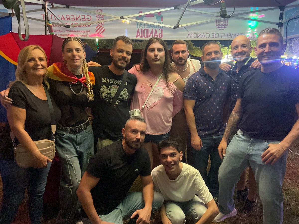 CLGS_SAFOR's tweet photo. Un any més, CLGS va estar present amb la gestió dels punts d'informació LGTBIQ+ als concerts de la Fira i Festes 2026 de Gandia. Va ser un luxe poder coincidir3amb la gran Chanel! 🏳️‍⚧️🏳️‍🌈 https://t.co/zUbd47I1Xq