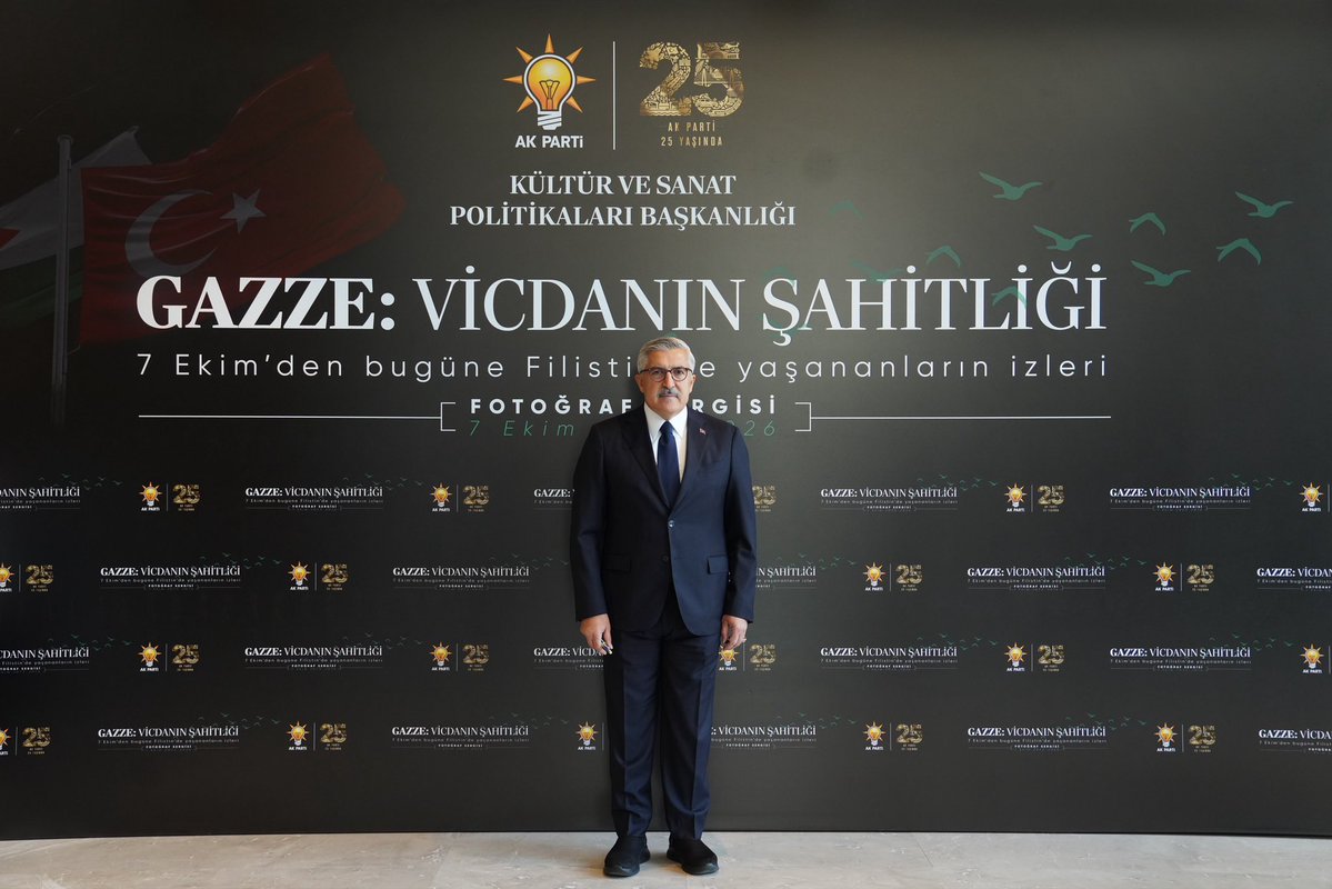 HuseyinYayman's tweet photo. 📍AK Parti Genel Merkezi

AK Parti Kültür ve Sanat Politikaları Başkanlığı olarak, Gazze’de yaşananları tarihin hafızasına taşımak ve insanlığın vicdanına bir tanıklık bırakmak amacıyla “Gazze: Vicdanın Şahitliği” fotoğraf sergimizin açılışını gerçekleştirdik.

7 Ekim 2023’ten bu yana Gazze’de yaşananlar, insanlığın gözleri önünde devam eden büyük bir acıyı ve soykırımı ortaya koyuyor.

Ancak Filistin davası 7 Ekim’de başlamadı. Kudüs’ün, Mescid-i Aksa’nın ve Filistinli kardeşlerimizin yaşadığı işgal, zulüm, yerinden edilme ve adaletsizlik onlarca yıldır devam ediyor.

Cumhurbaşkanımız Sayın Recep Tayyip Erdoğan’ın ifade ettiği gibi:

“Bu, Tayyip Erdoğan’ın şahsi meselesi değildir; bu insani bir meseledir, hepimiz için vicdani bir meseledir.”

Anadolu Ajansı’nın objektifinden yansıyan 20 fotoğraf; Gazze’de yaşananları yalnızca anlatmıyor, tarihe kaydediyor.

Bir çocuğun yüzü, bir annenin gözyaşı, yıkılmış bir ev, enkazın arasında kalan bir oyuncak…

Her kare, insanlığın karşı karşıya kaldığı büyük vicdan imtihanının bir tanığı.

Kudüs’ü unutmayacağız. Mescid-i Aksa’yı unutmayacağız. Gazze’yi unutmayacağız.

Tarih susmaz. Hakikat susmaz. Vicdan susmaz.

“Gazze: Vicdanın Şahitliği” Fotoğraf Sergimiz 9 Kasım’a kadar AK Parti Genel Merkezimizde açık olacaktır.

Tüm hemşehrilerimizi, gençlerimizi, sanatçılarımızı ve Gazze’nin acısına duyarsız kalmayan herkesi sergimizi ziyaret etmeye davet ediyorum. Merkezi’mizde açık olacaktır.

Tüm hemşehrilerimizi, gençlerimizi, sanatçılarımızı ve Gazze’nin acısına duyarsız kalmayan herkesi sergimizi ziyaret etmeye davet ediyorum. 🇹🇷🇵🇸