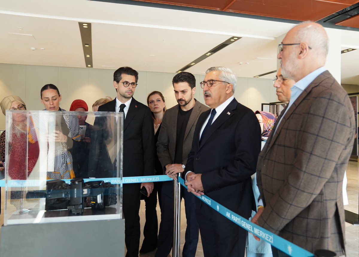 HuseyinYayman's tweet photo. 📍AK Parti Genel Merkezi

AK Parti Kültür ve Sanat Politikaları Başkanlığı olarak, Gazze’de yaşananları tarihin hafızasına taşımak ve insanlığın vicdanına bir tanıklık bırakmak amacıyla “Gazze: Vicdanın Şahitliği” fotoğraf sergimizin açılışını gerçekleştirdik.

7 Ekim 2023’ten bu yana Gazze’de yaşananlar, insanlığın gözleri önünde devam eden büyük bir acıyı ve soykırımı ortaya koyuyor.

Ancak Filistin davası 7 Ekim’de başlamadı. Kudüs’ün, Mescid-i Aksa’nın ve Filistinli kardeşlerimizin yaşadığı işgal, zulüm, yerinden edilme ve adaletsizlik onlarca yıldır devam ediyor.

Cumhurbaşkanımız Sayın Recep Tayyip Erdoğan’ın ifade ettiği gibi:

“Bu, Tayyip Erdoğan’ın şahsi meselesi değildir; bu insani bir meseledir, hepimiz için vicdani bir meseledir.”

Anadolu Ajansı’nın objektifinden yansıyan 20 fotoğraf; Gazze’de yaşananları yalnızca anlatmıyor, tarihe kaydediyor.

Bir çocuğun yüzü, bir annenin gözyaşı, yıkılmış bir ev, enkazın arasında kalan bir oyuncak…

Her kare, insanlığın karşı karşıya kaldığı büyük vicdan imtihanının bir tanığı.

Kudüs’ü unutmayacağız. Mescid-i Aksa’yı unutmayacağız. Gazze’yi unutmayacağız.

Tarih susmaz. Hakikat susmaz. Vicdan susmaz.

“Gazze: Vicdanın Şahitliği” Fotoğraf Sergimiz 9 Kasım’a kadar AK Parti Genel Merkezimizde açık olacaktır.

Tüm hemşehrilerimizi, gençlerimizi, sanatçılarımızı ve Gazze’nin acısına duyarsız kalmayan herkesi sergimizi ziyaret etmeye davet ediyorum. Merkezi’mizde açık olacaktır.

Tüm hemşehrilerimizi, gençlerimizi, sanatçılarımızı ve Gazze’nin acısına duyarsız kalmayan herkesi sergimizi ziyaret etmeye davet ediyorum. 🇹🇷🇵🇸