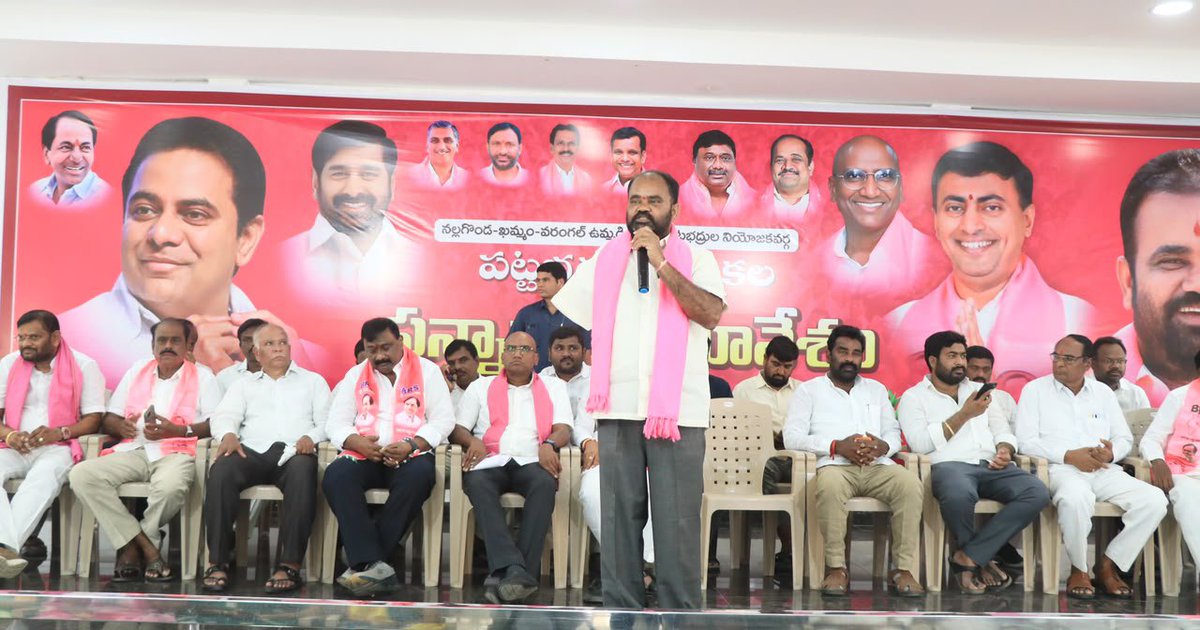 PadidelaM's tweet photo. ఈ రోజు నల్లగొండ నియోజకవర్గంలో కంచర్ల భూపాల్ రెడ్డి గారి ఆధ్వర్యంలో జరిగిన ఎమ్మెల్సీ ఓటర్ల సమీక్ష సమావేశంలో ముఖ్య అతిథిగా డా.ఆర్ ఎస్ ప్రవీణ్ కుమార్ గారు పాల్గొని బీఆర్ఎస్ పార్టీ అభ్యర్థి ఏనుగుల రాకేష్ రెడ్డి గారి గెలుపు కొరకు దిశ నిర్దేశం చేశారు

@RSPraveenSwaero 
@RakeshReddyBRS https://t.co/LZlxguxcuQ