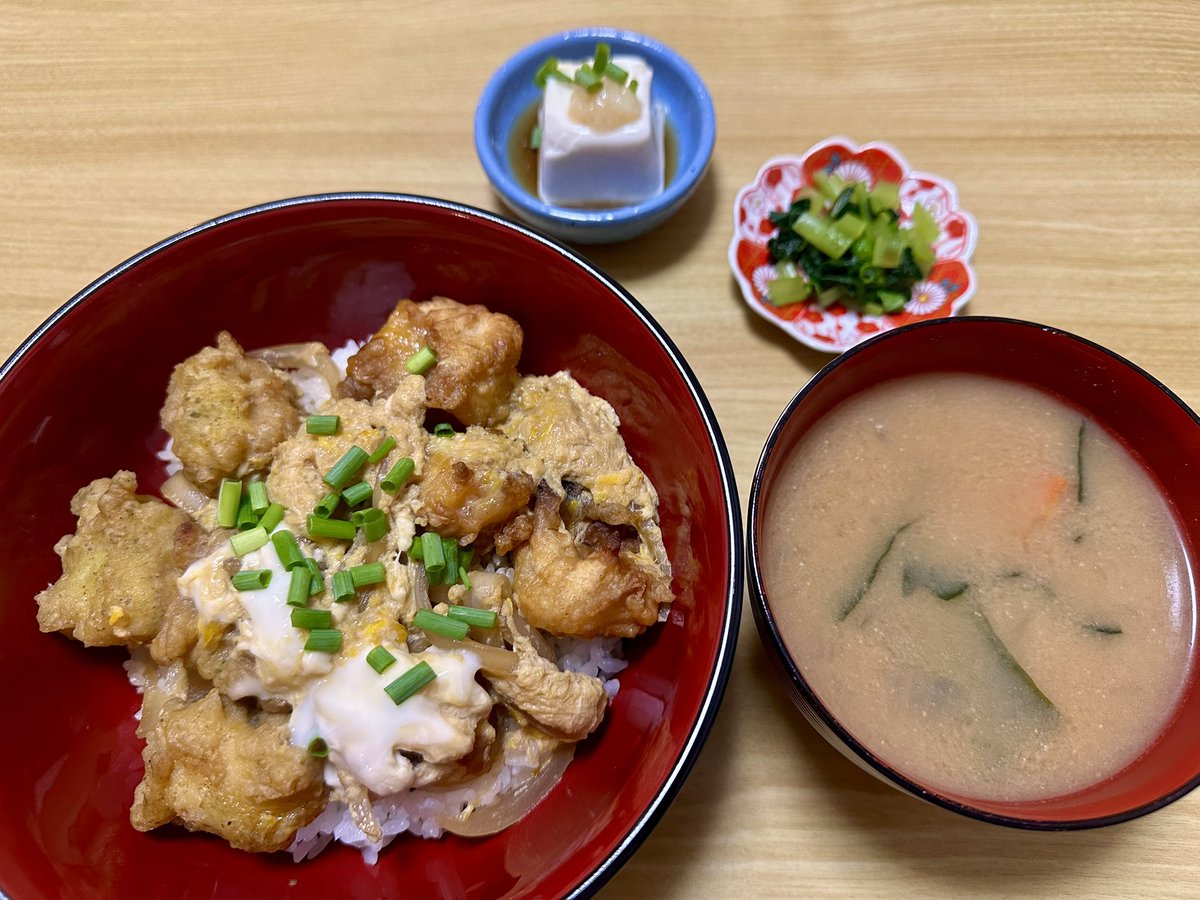 hiro_mi_0613's tweet photo. 今日の晩ごはん😋

イカ天の卵とじ丼
お味噌汁
ミニ冷奴
小松菜の浅漬け https://t.co/LuZIVFvuVa
