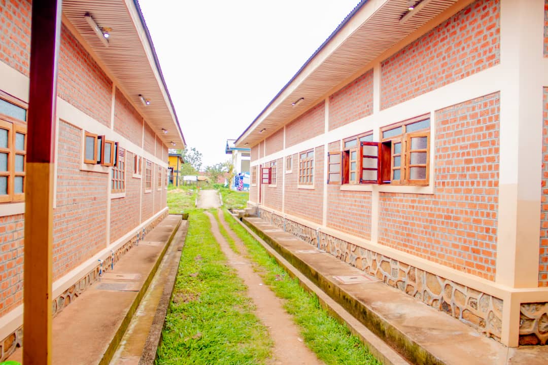 MinSanteRDC's tweet photo. À Mambasa, Komanda, Nizi et Bunia, plusieurs infrastructures sanitaires ont été officiellement remises ce 7 octobre 2026 pour renforcer l’offre de soins et améliorer les capacités des établissements de santé en Ituri.

À Mambasa, les réalisations comprennent notamment 11 pavillons équipés, un parc solaire et deux forages, avec un troisième prévu. À Komanda, de nouvelles infrastructures sanitaires viennent renforcer les capacités de la structure. À Bunia, une centrale d’approvisionnement en médicaments a été mise en service, tandis que Nizi bénéficie également de nouveaux ouvrages destinés aux services de santé.

Ces infrastructures viennent renforcer durablement le système de santé dans la province et offrir de meilleures conditions de travail aux professionnels ainsi que de prise en charge aux patients. Leur mise en service permettra de rapprocher davantage les services de santé des populations et de répondre aux besoins des communautés de l’Ituri.