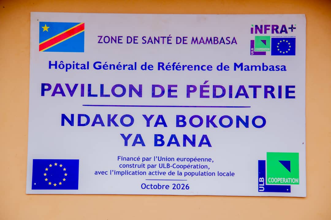 MinSanteRDC's tweet photo. À Mambasa, Komanda, Nizi et Bunia, plusieurs infrastructures sanitaires ont été officiellement remises ce 7 octobre 2026 pour renforcer l’offre de soins et améliorer les capacités des établissements de santé en Ituri.

À Mambasa, les réalisations comprennent notamment 11 pavillons équipés, un parc solaire et deux forages, avec un troisième prévu. À Komanda, de nouvelles infrastructures sanitaires viennent renforcer les capacités de la structure. À Bunia, une centrale d’approvisionnement en médicaments a été mise en service, tandis que Nizi bénéficie également de nouveaux ouvrages destinés aux services de santé.

Ces infrastructures viennent renforcer durablement le système de santé dans la province et offrir de meilleures conditions de travail aux professionnels ainsi que de prise en charge aux patients. Leur mise en service permettra de rapprocher davantage les services de santé des populations et de répondre aux besoins des communautés de l’Ituri.