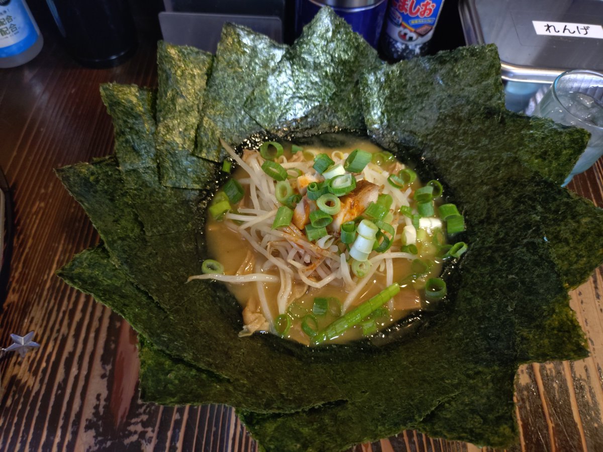 Misaometal's tweet photo. 千種家  花見川区千種町
みそらーめん  のり  メンマ
1週間に1度の千種家さんでみそを🍜
カウンター満席でテーブル席相席からのカウンター昇格👍
刻みニンニク＆自家製トウバンジャンをin❤
隣の人のネギが美味しそうだったので次回、注文してみよう(*^_^*) https://t.co/cRNVTCp8i3