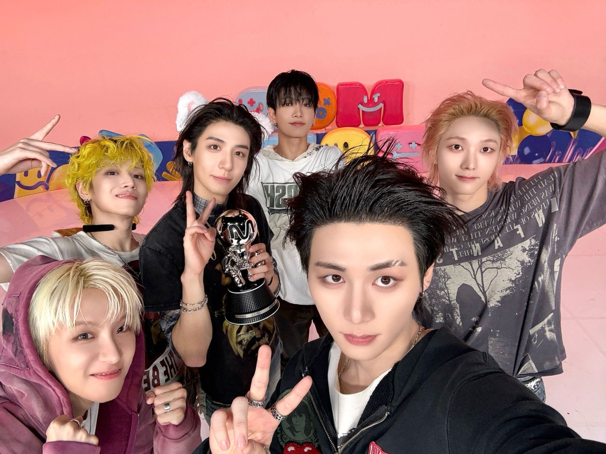 BOYNEXTDOOR_KOZ's tweet photo. 261008 엠카운트다운🚪📸

Move like BOYNEXTDOOR 🏆
원도어! ANIMAL 1위 고마워요 💛

#BOYNEXTDOOR #보이넥스트도어 #BND
#HOME_DELUXE #ANIMAL
#BOYNOW https://t.co/chrHydEdOi