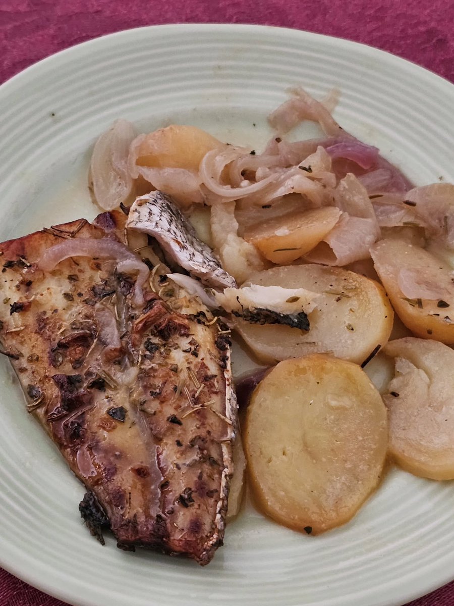 sontagricacl's tweet photo. Today we’re enjoying baked meagre. Ingredients
2 onions
2–3 potatoes
1 meagre, cut into 4 pieces or in half
5 garlic cloves
Salt, parsley, oregano, pepper, rosemary
Extra-virgin olive oil
White wine
A splash of apple cider vinegar

Preheat the oven https://t.co/8J4y42drEI