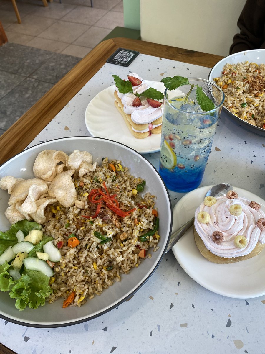 itszweedy's tweet photo. Makanan dan minuman yang aku pesen di cafe! 🍽️😋 https://t.co/Ml2aF8k9JQ