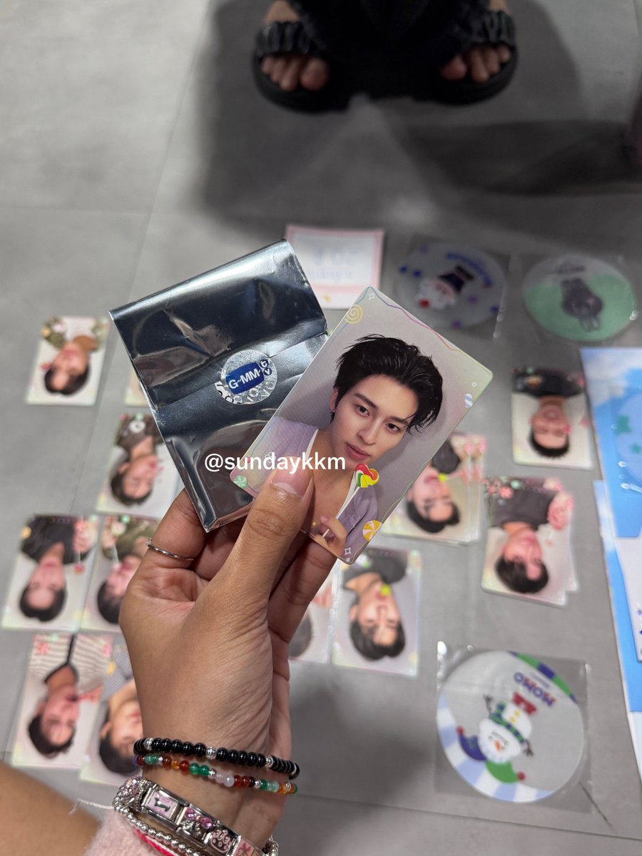 sundaykkm's tweet photo. ชั้นขายปอนด์ 20 บาท !!!!! (ขายแล้ว) 
ซึ่งมีพี่คนนึงมาถาม พอบอกราคาเค้าร้องไห้555555555 เอ็นดูอะ (แต่ชั้นตกใจมากจริง เค้านั่งร้องหน้าจั้นเรย) ถือว่าแบ่งๆกันเน้อ ขอให้คุณคนนั้นเอนจอยนะคับ💘🤏🏻🍀

#GMMTVFANIVAL2026HappyFamily https://t.co/ktb8tU4WxD