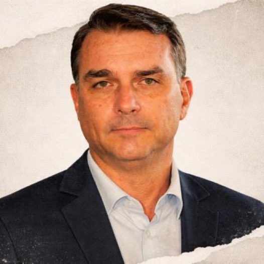 NewsLiberdade's tweet photo. 🚨URGENTE - Pesquisa PoderDara/Aya coloca Flávio Bolsonaro vencendo no segundo turno

🟢Flávio - 53%
🔴Lula - 47% https://t.co/5XqZztnmxj