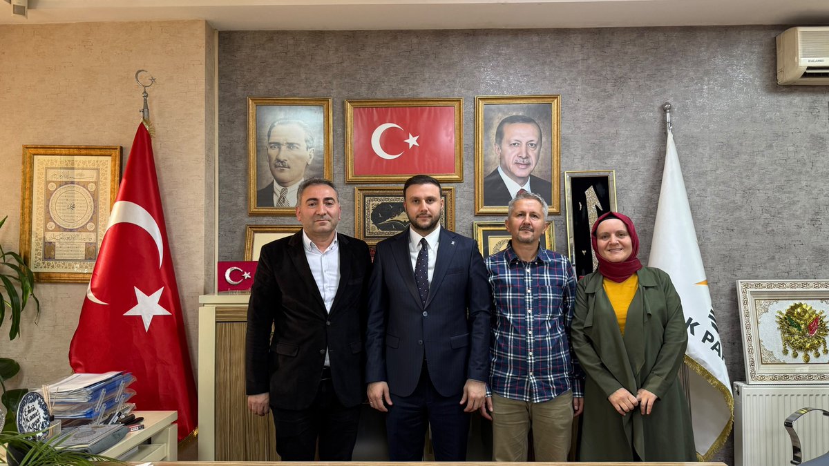 eminkaankaya's tweet photo. Staj ve Çıraklık Sigortası Federasyonu;
İstanbul Staj ve Çıraklık Sigortası Mağdurları Dernek Başkanı Sayın Erdem Özçelik ve kıymetli yönetim kurulu üyelerini ilçe başkanlığımızda misafir ettik.

Gerçekleştirdiğimiz samimi buluşmada, staj ve çıraklık sigortası konusunda yaşanan mağduriyetleri, vatandaşlarımızın talep ve beklentilerini dinleyerek karşılıklı istişarelerde bulunduk.

Toplumumuzun her kesiminin sesine kulak vermeye, hemşehrilerimizin sorunlarını dinlemeye ve çözüm arayışlarına katkı sunmaya devam edeceğiz.

Nazik ziyaretleri dolayısıyla Sayın Erdem Özçelik ve yönetimine teşekkür ediyor, çalışmalarında başarılar diliyorum.
