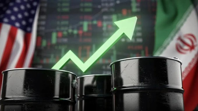 3aboodtadwl's tweet photo. النفط يشعل الأسواق من جديد! 🛢️🔥

قفزة تتجاوز 5% في أسعار النفط، وبرنت يتخطى 105 دولارات للبرميل وسط تصاعد التوترات بالمنطقة.

الارتفاعات تأتي بعد تقارير عن خيارات عسكرية تجاه إيران، بالتزامن مع اضطرابات في حركة الشحن بالمنطقة وتأثيرات الإعصار.

لـ تحليل سهم : سال #تاسي #أرامكو https://t.co/GpIqAknm0a