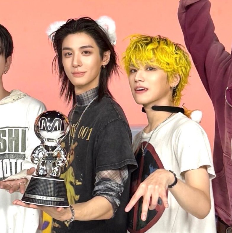 _riwoodonut's tweet photo. leehan lowkey does not want to take off those cat ears 😭 https://t.co/Jkj0iOOfMb